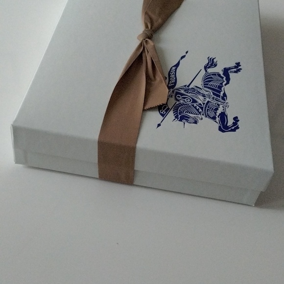 Burberry Gift Box - Picture 5 of 8